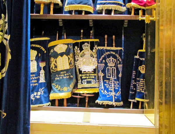 Torah scrolls Westend-synagoge-toraschrein-Torah-Scrolls