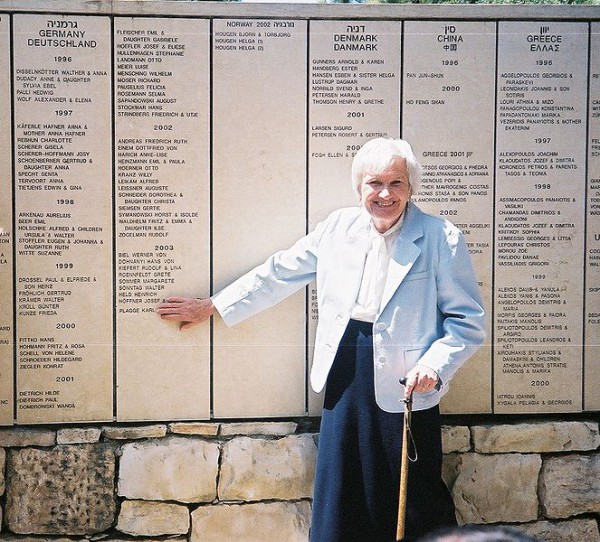 Pearl Righteous Wall Pearl Righteous Wall-Jewish Survivor-Holocaust