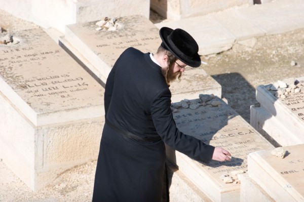 Jewish Cemetery in Jerusalem Jerusalem-cemetery-ultra Orthodox man