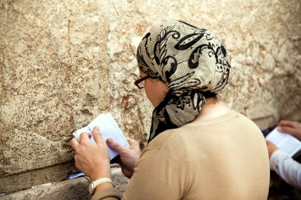 Woman-prayer-siddur-Wall-Kotel