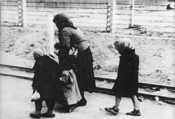 Bundesarchiv Bild KZ Auschwitz-Birkenau-alte Frau und Kinder