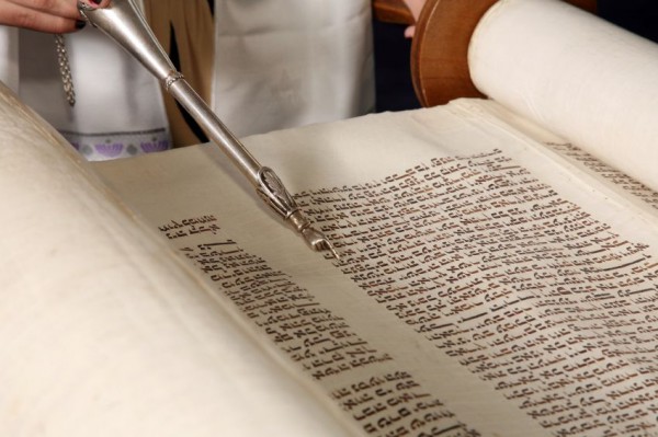 Reading the Torah scroll with a yad Torah-yad