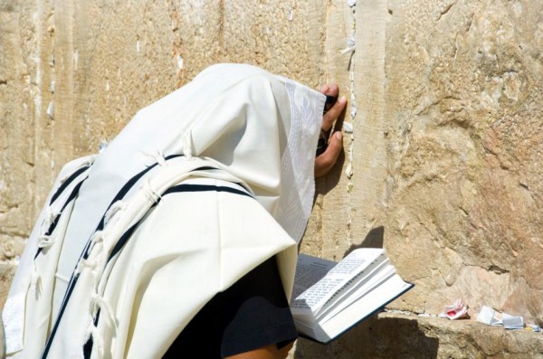 A Jewish man in his tallit prays at the Kotel Western-Wall-Prayer-tallit