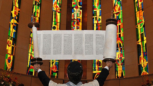 Synagogue Reconstructionist Torah- lifted-Congregation Dorshei Emet-Hampstead-Canada