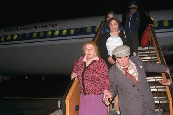 Soviet olim Soviet olim-Israeli soil-Ben-Gurion Airport-Aliyah