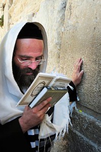 Orthodox-Jewish-man-prays-siddur