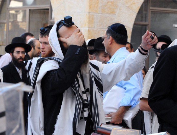 Seeking God With an Attitude of Earnest Repentance for the High Holy Days at the Western (Wailing) Wall. Government_Press_Office_GPO_-_Slichot_Prayer