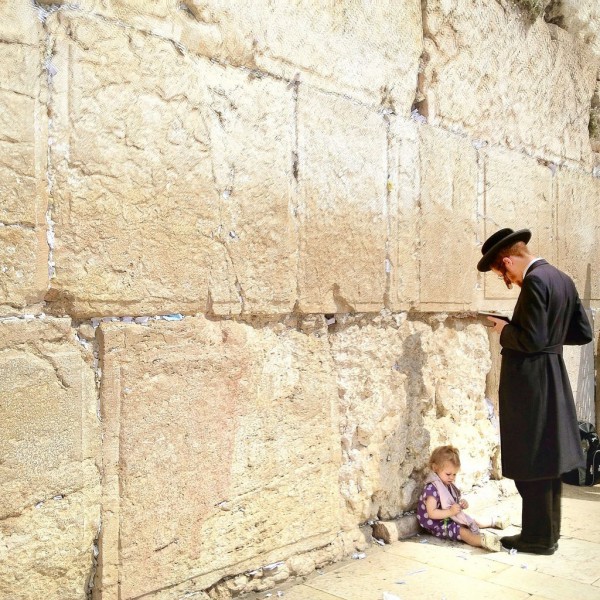 israeltourism-by-VuTheara-Kham-Western-Wall-Prayer-learning-at-her-fathers-feet Jewish prayer, Western Wall, Kotel, family, father, daughter