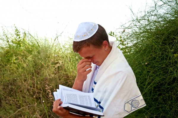 Jewish-teen-prays Judaism-kippah-head covering