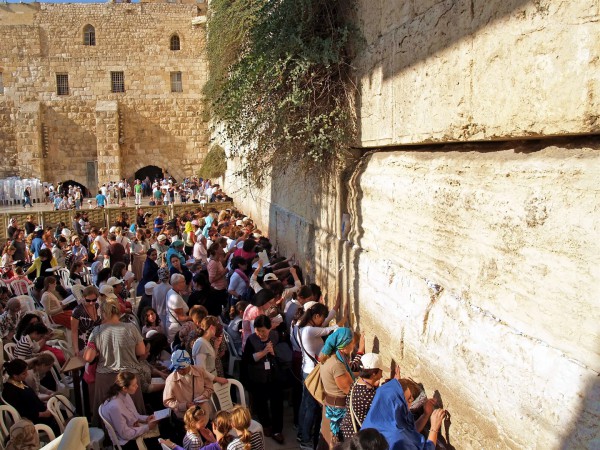 Jewish-prayer-Kotel-womens-section Kotel_women of valor_divider