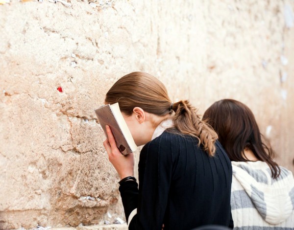 Jewish-woman-prays-with-face-buried-in-the-siddur Kotel_prayer-women of valor