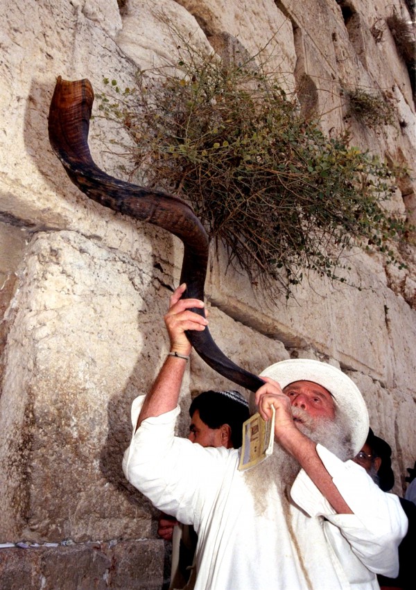Flickr_-_Government_Press_Office_(GPO)_-_Blowing_the_Shofar_at_the_Western_Wall Western-Wailing-Wall-Jerusalem- shofar-High Holidays