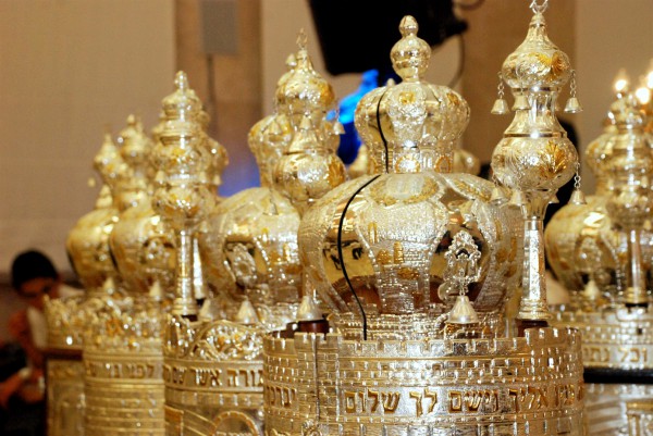 PikiWiki_Israel_44772_Sefer_Torah Simchat Torah-Sefer Torah-scrolls-ketarim-crowns