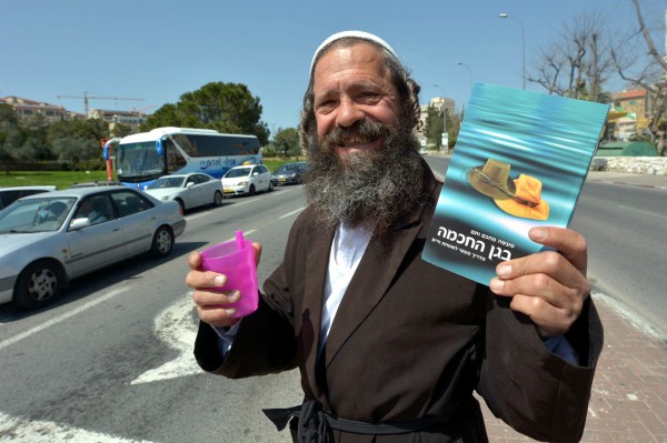 Orthodox Jewish man collects tzedakah (charity) collecting-tzedakah