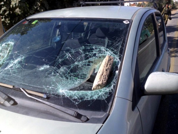 pasted-image-0-20-640x480-Palestinian-rock-windshield Palestinian terror-rocks-windshield