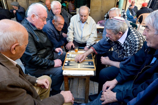 Elderly-men-play-backgammon-in-Mahane-Yehuda-Market Israel-seniors-elderly-Aliyah-backgammon