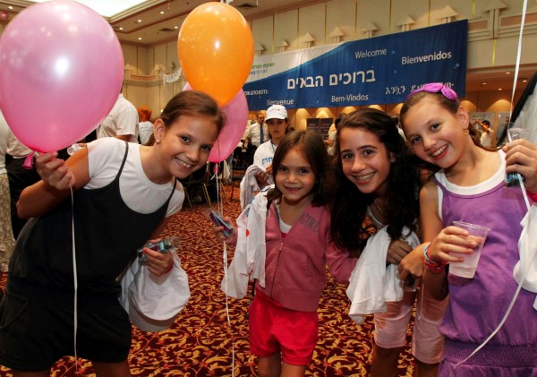 French-girls-aliyah Aliyah-olim-immigrants-France-Israel-preteens-balloons