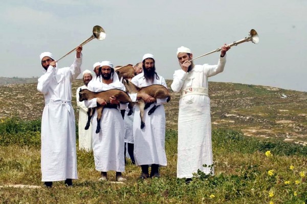 Kohanim-blowing-silver-trumpets-and-carrying-lambs-to-the-place-of-the-offering-Temple-Institute Passover lamb, Third Temple