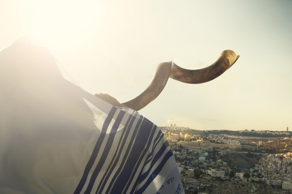 Rabbi-shofar-Book of Revelation-Yeshua Jewish man blowing shofar over Jerusalem