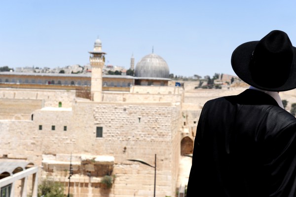 Εβραίος άνθρωπος με θέα το τζαμί al-aqsa