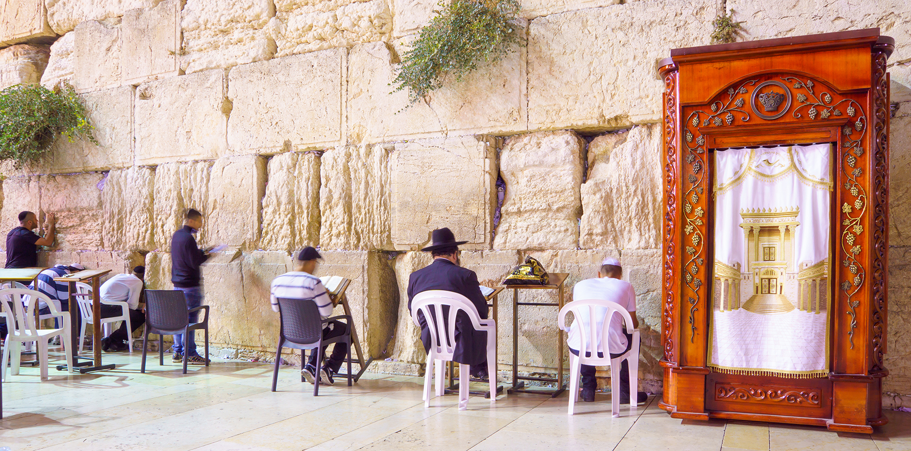 Selichot (Jewish penitential prays) in the western wall